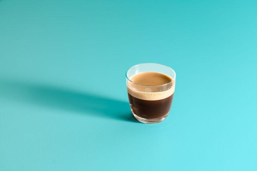 Espresso na tyrkysovém pozadí